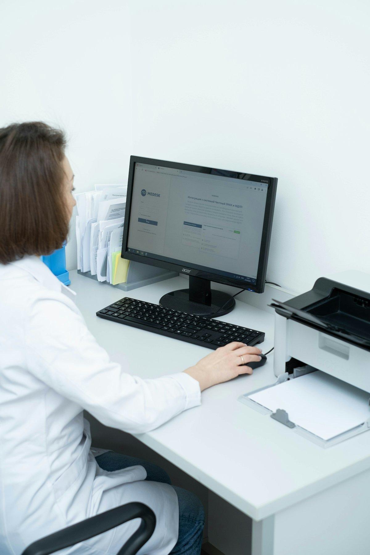 Equipe administrativa hospitalar em ambiente de trabalho