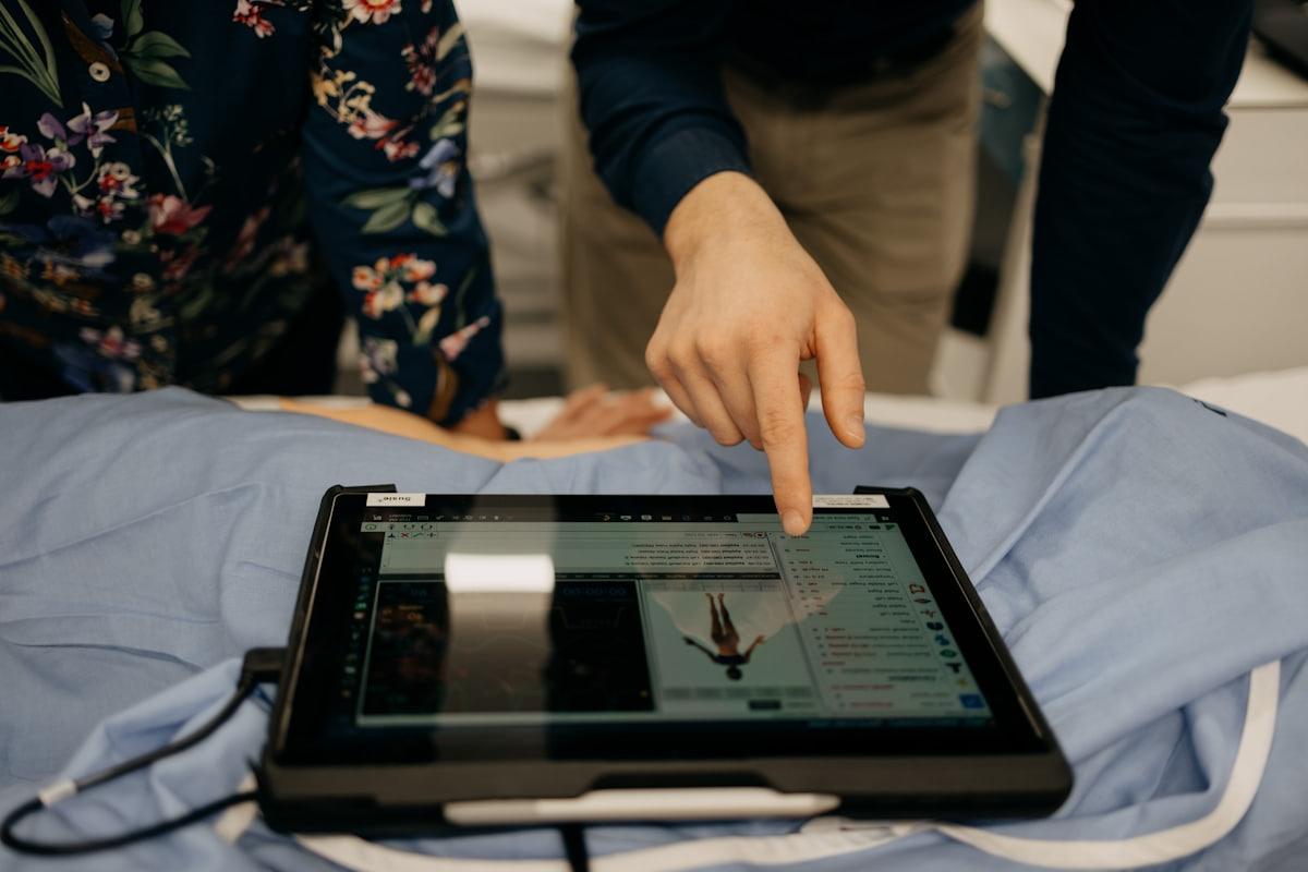 Profissional registrando dados clínicos em tablet