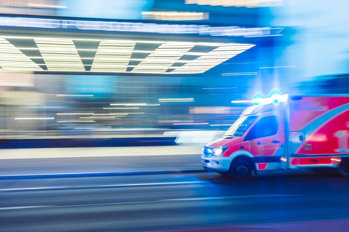 Ambulância em deslocamento de emergência